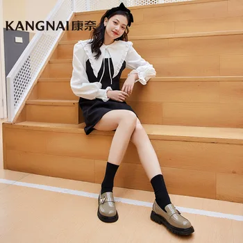 Kangnai Indesata Mocasini Pantofi Pentru Femei De Metal Decor Rotund Toe Lolita Retro Plat PlatformSlip Pe Pantofi De Sex Feminin